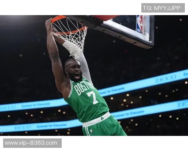 杰伦布朗半场高效得分27分继续展现超巨风采